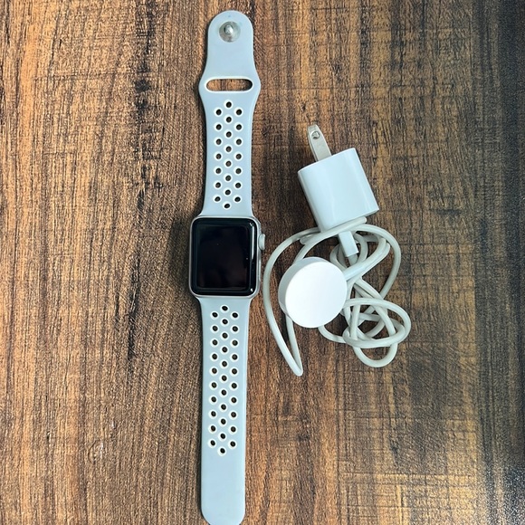 Series 2 Apple Watch 38mm with charger (Silver)